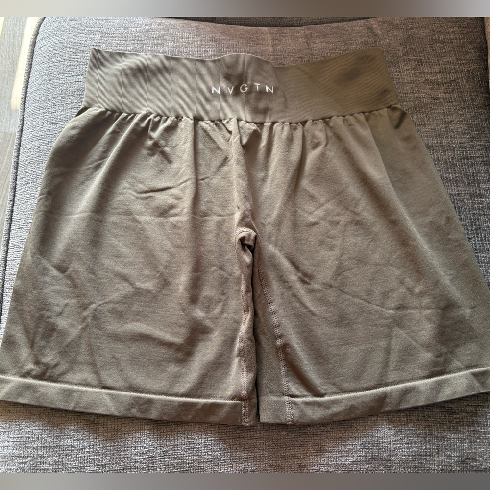NVGTN Solid Seamless Shorts olive